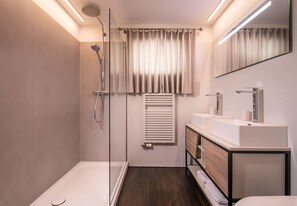 Apartment, 2 Bedrooms (Fewo 2) | Bathroom | Towels, toilet paper - Chalet Seeblick Davos (Davos)