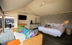 Mini-bar avec articles gratuits, coffres-forts dans les chambres, bureau