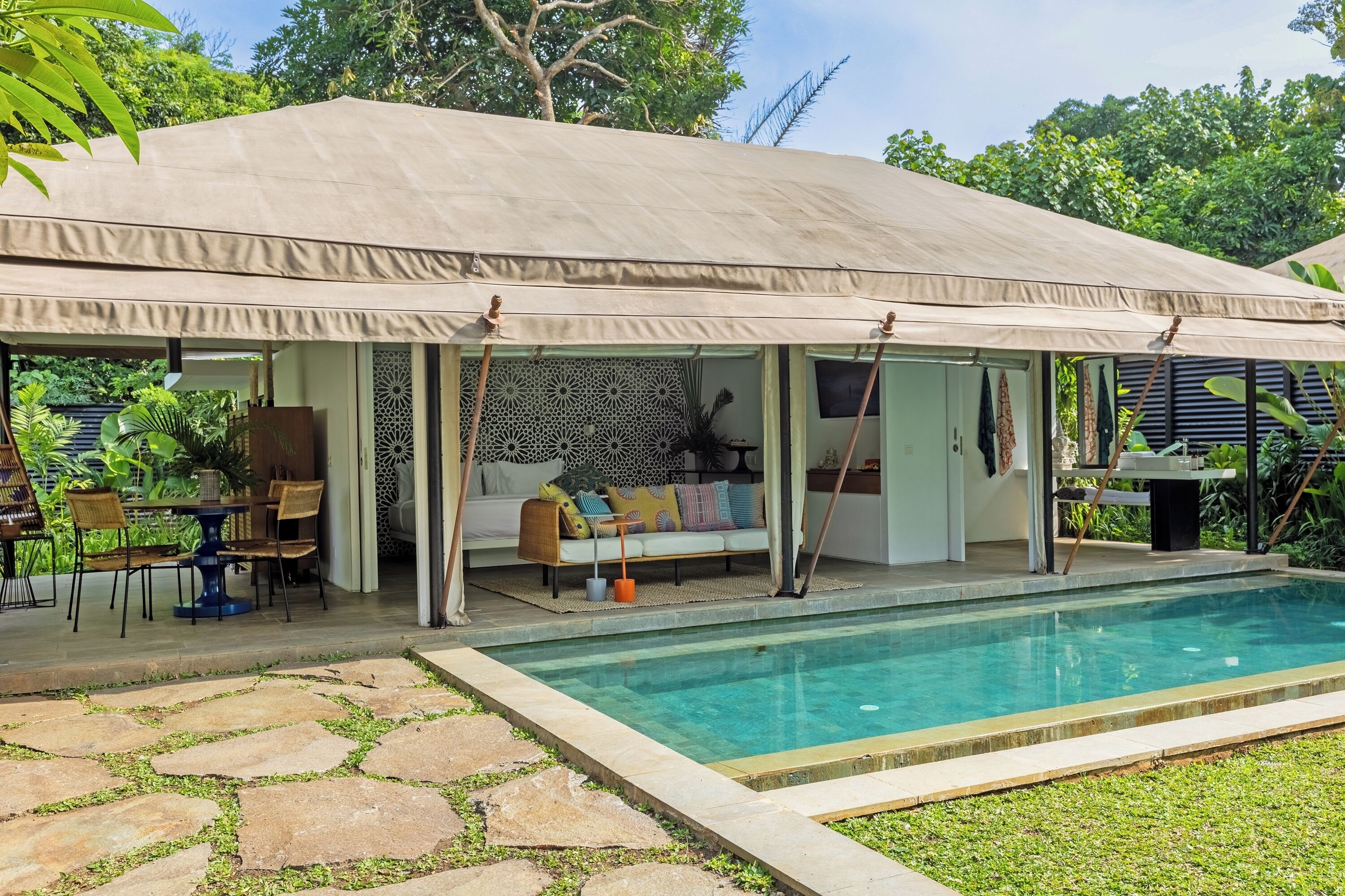 Artículos del minibar gratis y caja de seguridad en la habitación 