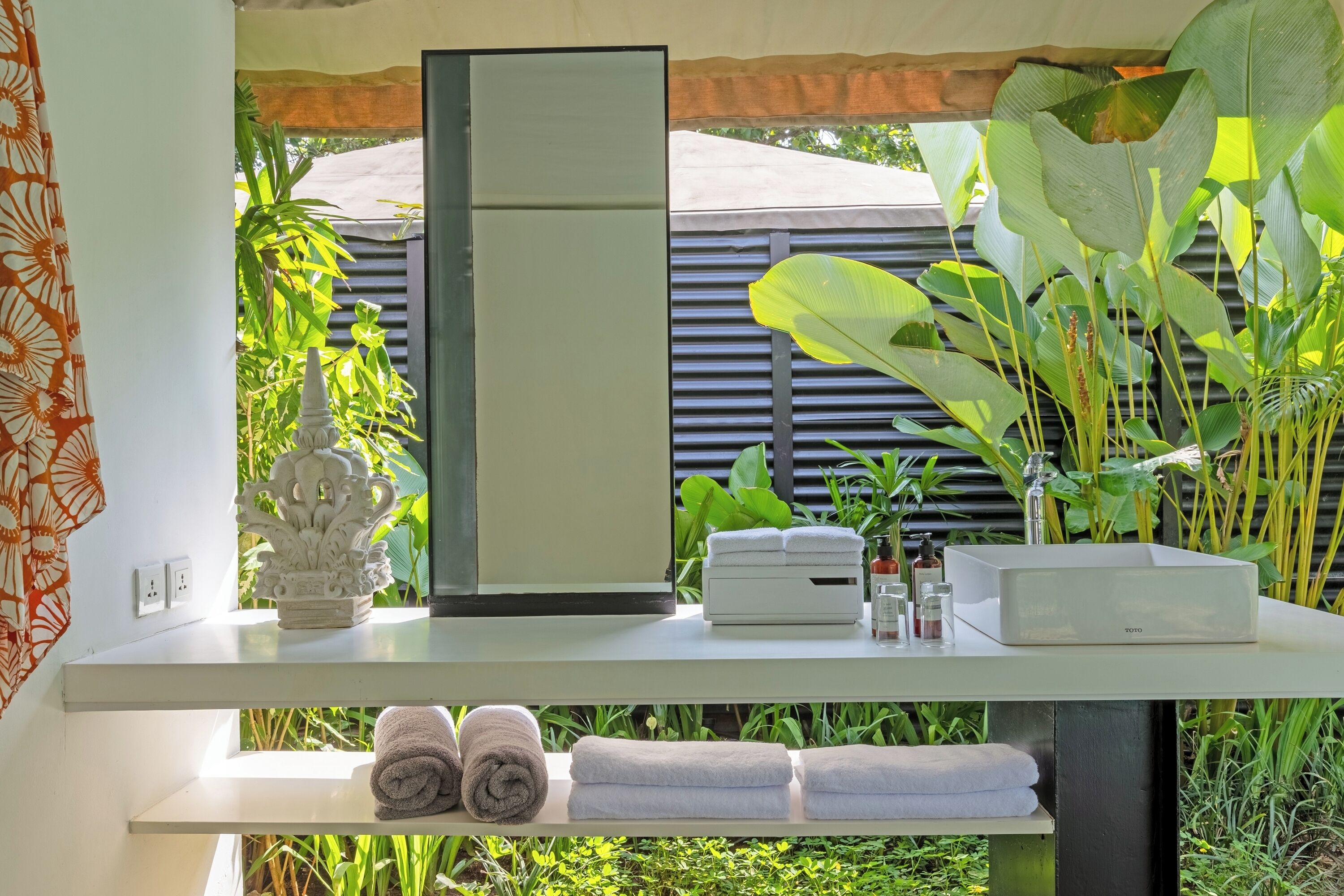 Separate bathtub and shower, rainfall showerhead, free toiletries
