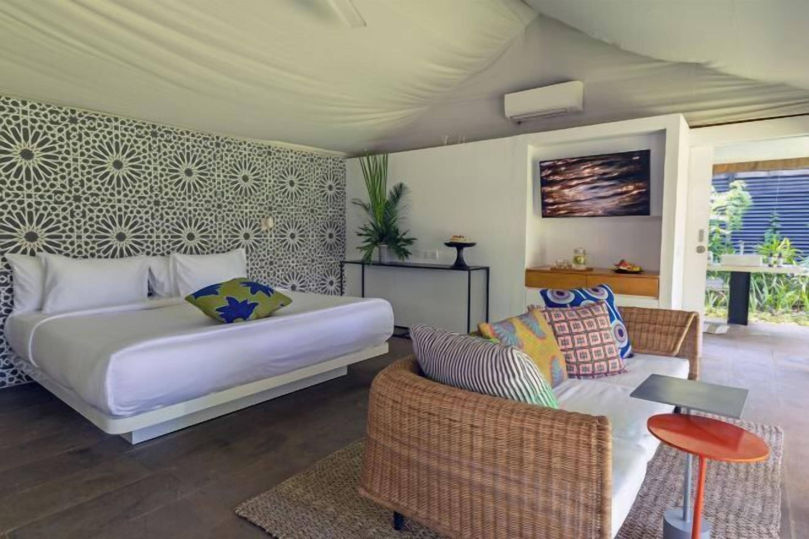 免费迷你吧物品、客房内保险箱、办公桌、隔音