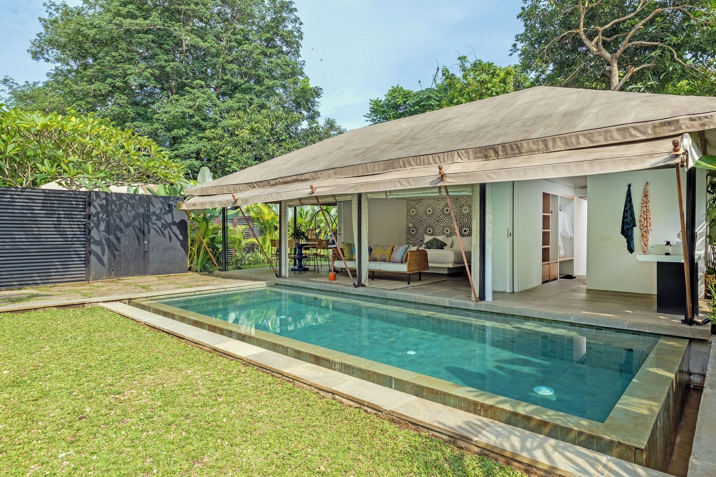 Artículos del minibar gratis y caja de seguridad en la habitación 