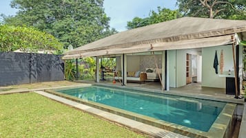 Artículos del minibar gratis y caja de seguridad en la habitación