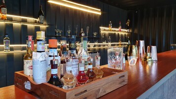 Cocktail bar