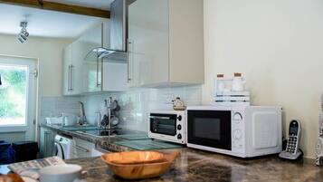 Cottage | Private kitchen | Fridge, microwave, oven, stovetop