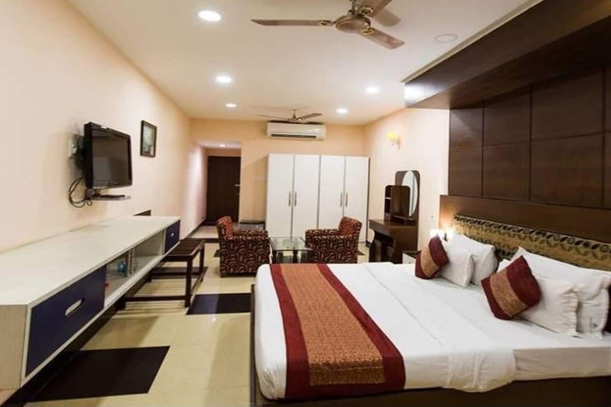 Family Room | In-room safe, desk, laptop workspace, iron/ironing board