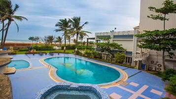 Indoor pool, 2 outdoor pools