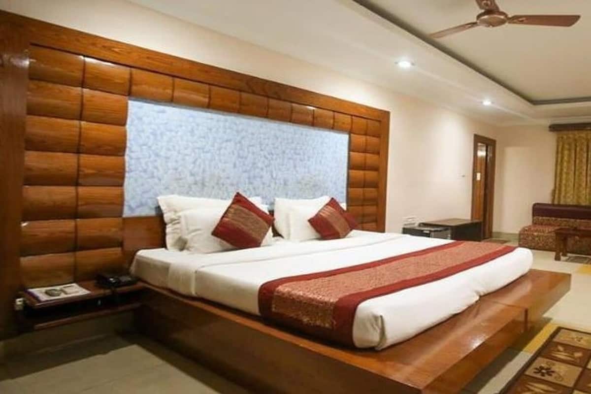 Executive Room | In-room safe, desk, laptop workspace, iron/ironing board