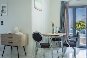 Deluxe Villa with Private Pool, Sea View (1) | Servicio de comidas en la habitación