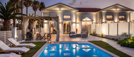 Vista frontal de la propiedad