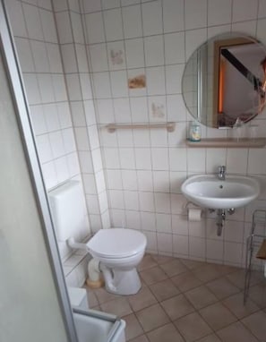 Ducha, secador de pelo, toallas, jabón