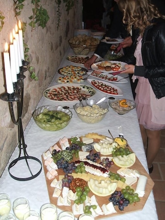 Buffet. Gasthaus & Pension Zum Schwarzen Adler