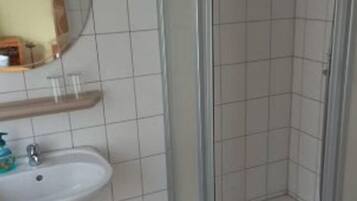 Doppelzimmer | Badezimmer | Dusche, Haartrockner, Handtücher, Seife