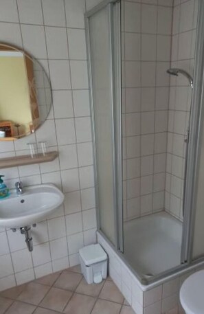 Habitación doble | Baño | Regadera, secadora de cabello, toallas, jabón