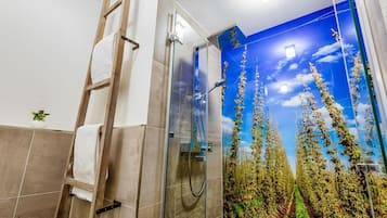 Kostenlose Toilettenartikel, Haartrockner, Bademäntel, Hausschuhe