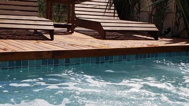 Kolam renang outdoor dan sebuah kolam renang air hangat