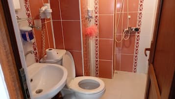 Romantisches Zimmer, 1 Schlafzimmer, Stadtblick | Badezimmer | Dusche, Haartrockner, Bademäntel, Hausschuhe