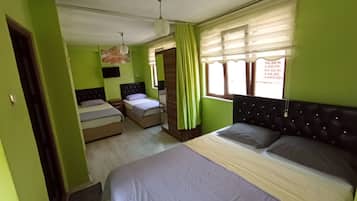 Economy Quadruple Room | Soundproofing, free WiFi, bed sheets