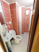 Ducha, secador de pelo, batas, toallas