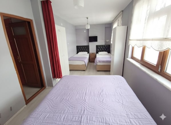 Habitación cuádruple económica | Ropa de cama de alta calidad, insonorización y wifi gratis
