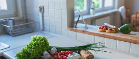 Business Apartment | Private kitchen | Oven, stovetop, dishwasher, coffee/tea maker