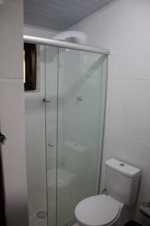 Standard Room | Bathroom | Shower, towels, toilet paper - Pousada do Sol (Alto Paraíso de Goiás)