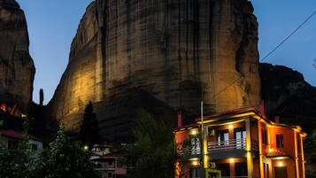 Fachada de la propiedad por la tarde o noche