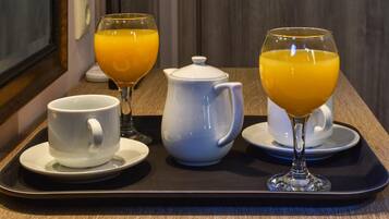 Kjøleskap, mikrobølgeovn, ovn og kjøkkenutstyr