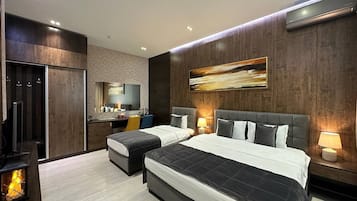 Deluxe Triple Room | Premium bedding, in-room safe, individually furnished, desk