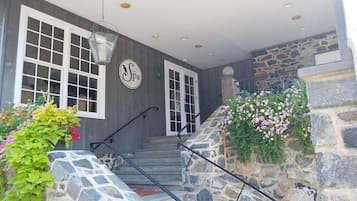 Couples treatment room(s), hot stone massages, deep-tissue massages