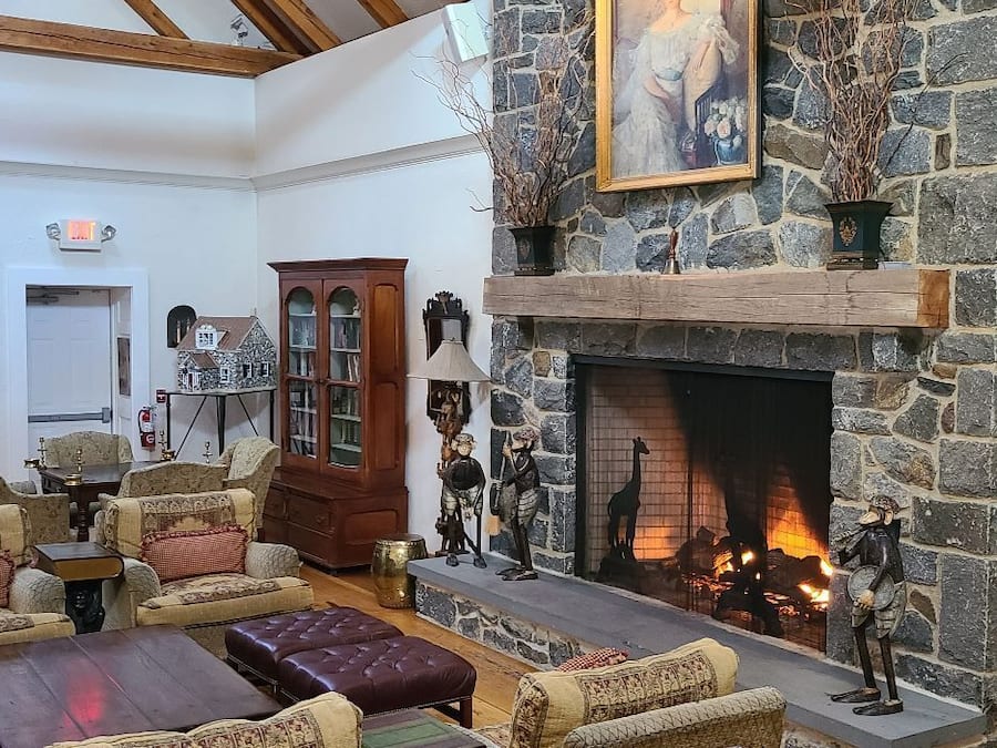 Lobby lounge