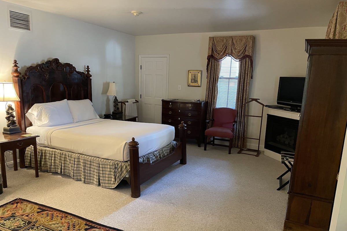 2 Bedroom Suite | 2 bedrooms, in-room safe, individually decorated, individually furnished