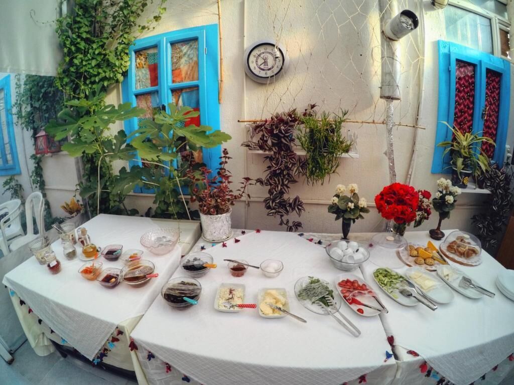 2 restaurants, breakfast, lunch served; local and international cuisine