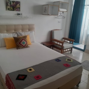 Standard Double or Twin Room | Bar mini, meja, langsir/tirai gelap terus, Wi-fi percuma