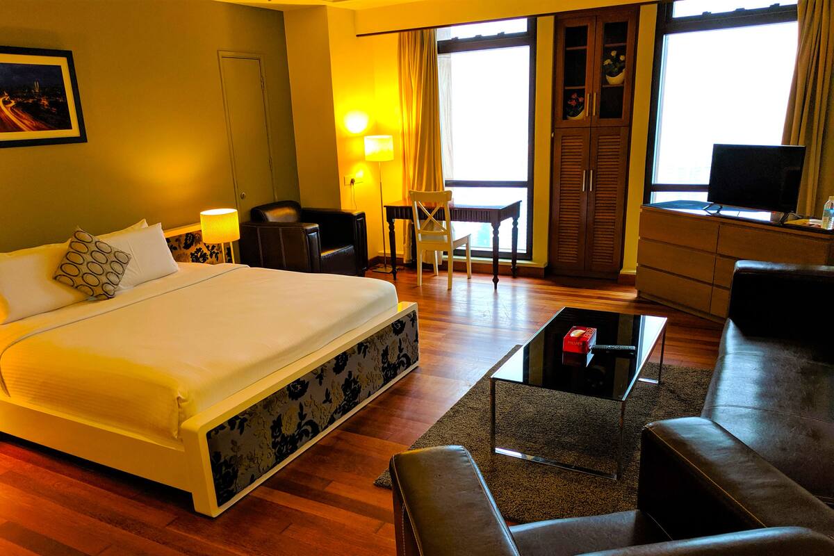 Exclusive-Studio | Zimmersafe, Schreibtisch, Bügeleisen/Bügelbrett, Babybetten