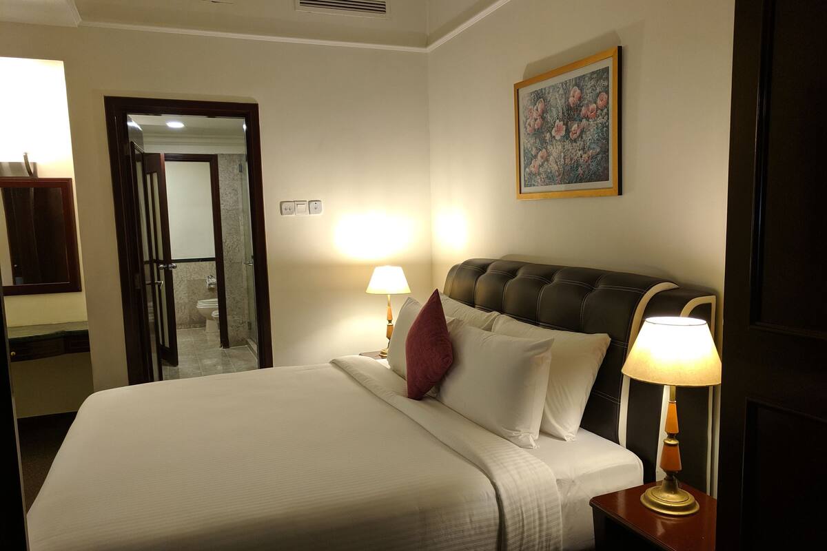 Superior-Studio | Zimmersafe, Schreibtisch, Bügeleisen/Bügelbrett, Babybetten