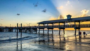 Playa en los alrededores, playa de arena blanca, camastros y sombrillas 