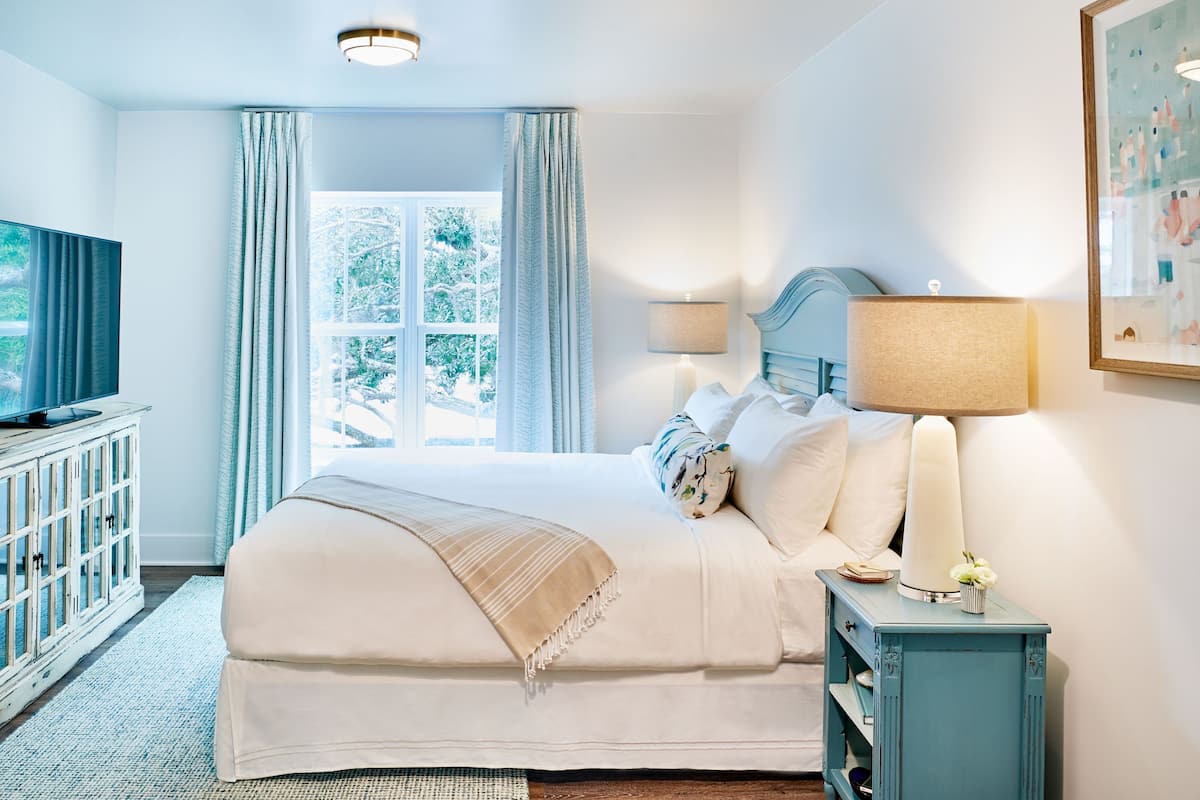 1 bedroom, premium bedding, minibar, in-room safe