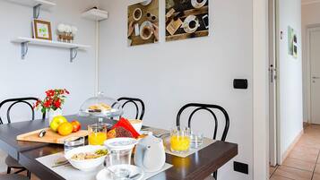 Daily continental breakfast (EUR 5.00 per person)