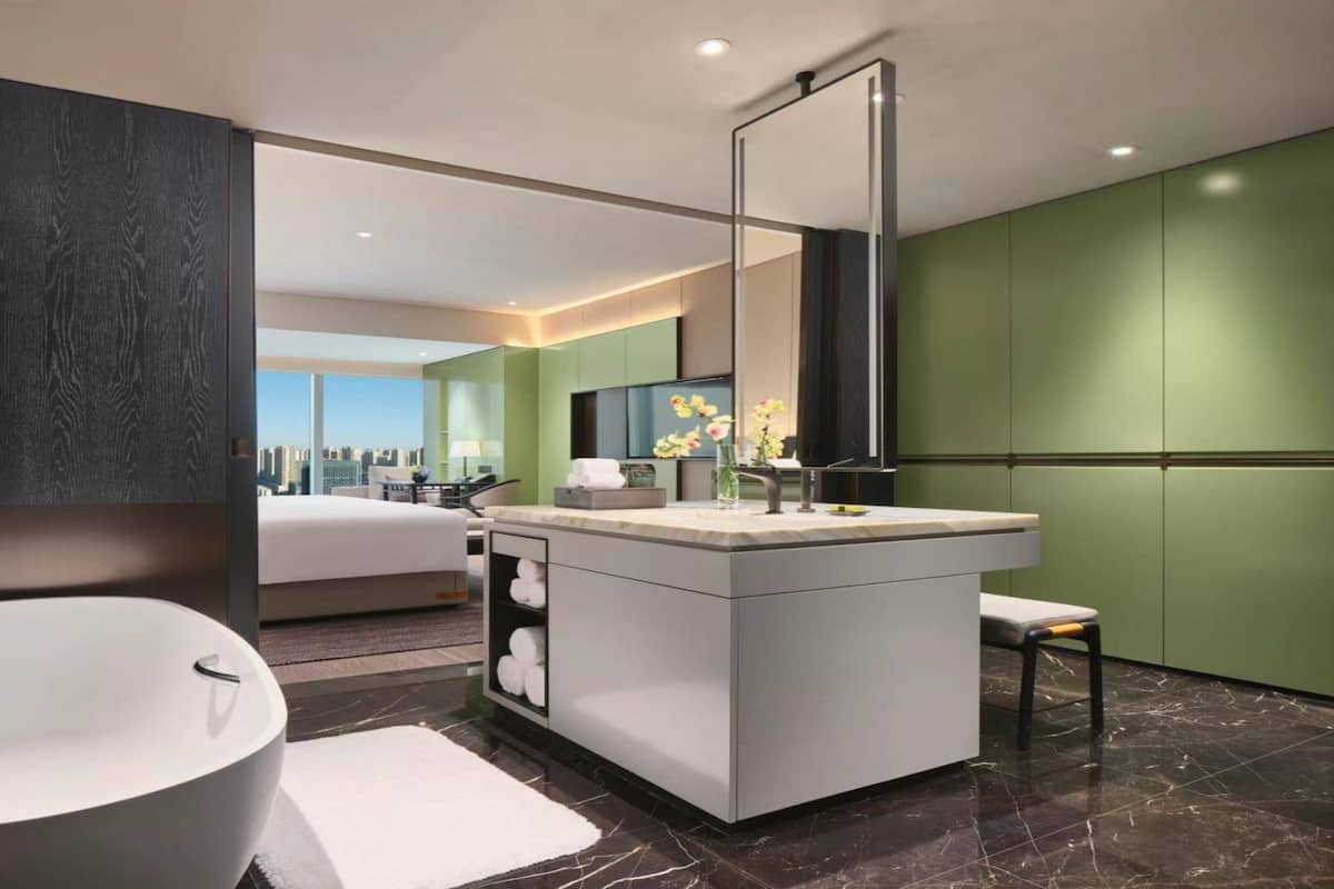 Een regendouche, designer toiletartikelen, een haardroger, badjassen