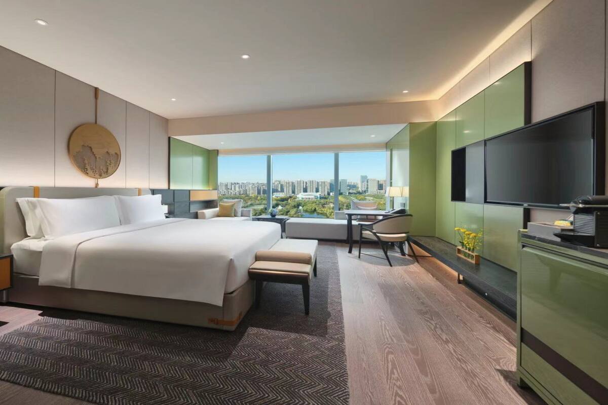 Premium bedding, minibar, in-room safe, desk