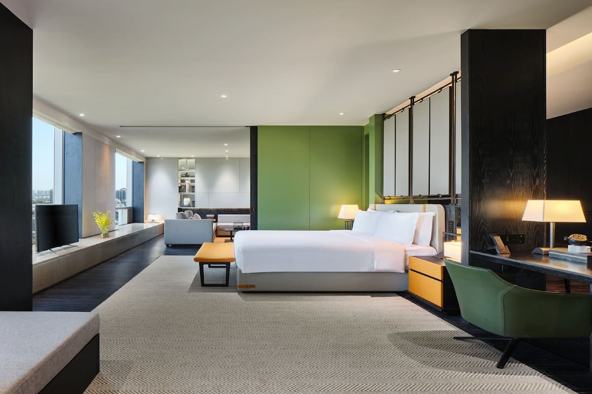 Suite, 1 slaapkamer, toegang tot de clublounge (Dining Area) | 1 slaapkamer, luxe beddengoed, een minibar, een kluis op de kamer