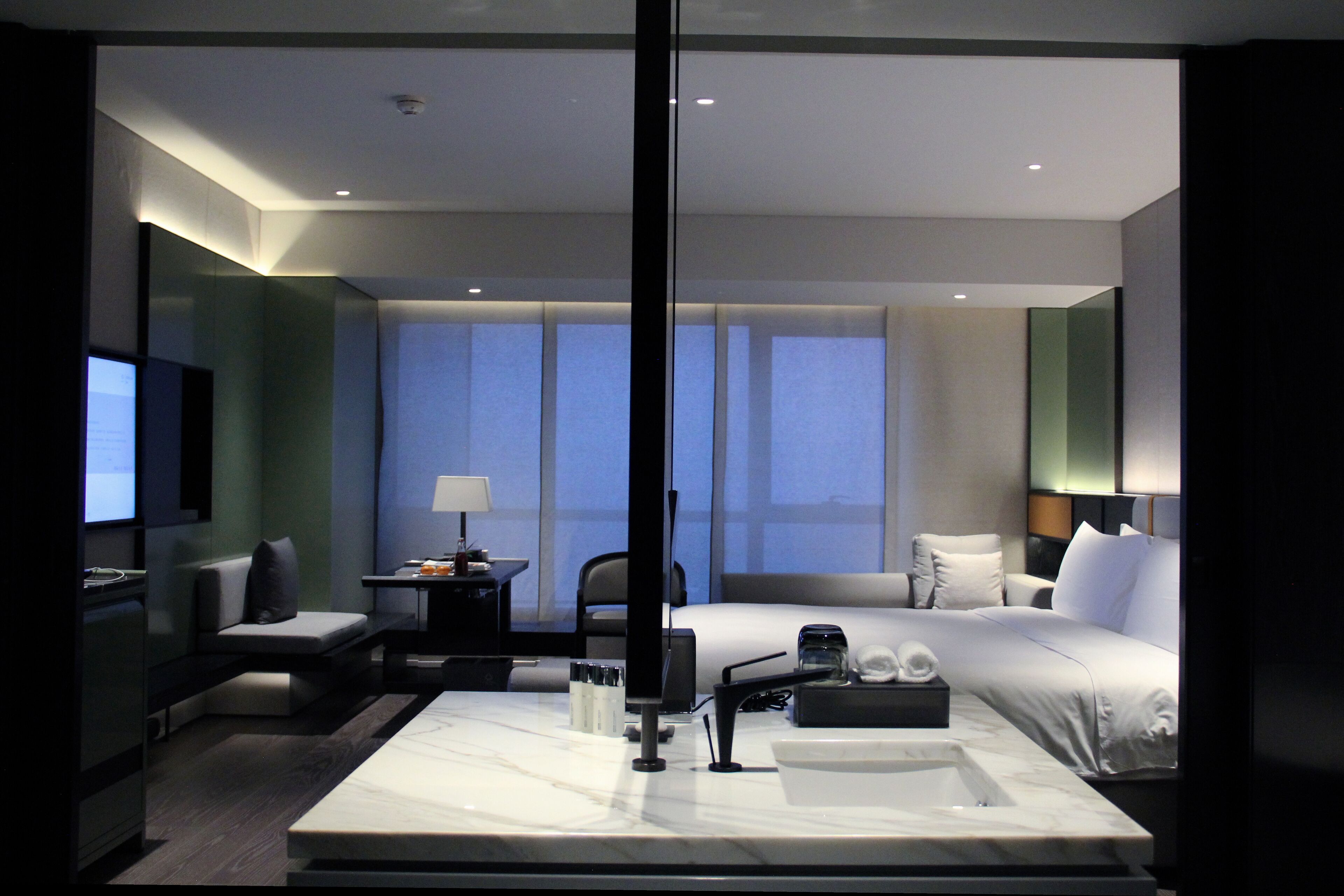 Sengetøy av topp kvalitet, minibar og safe på rommet