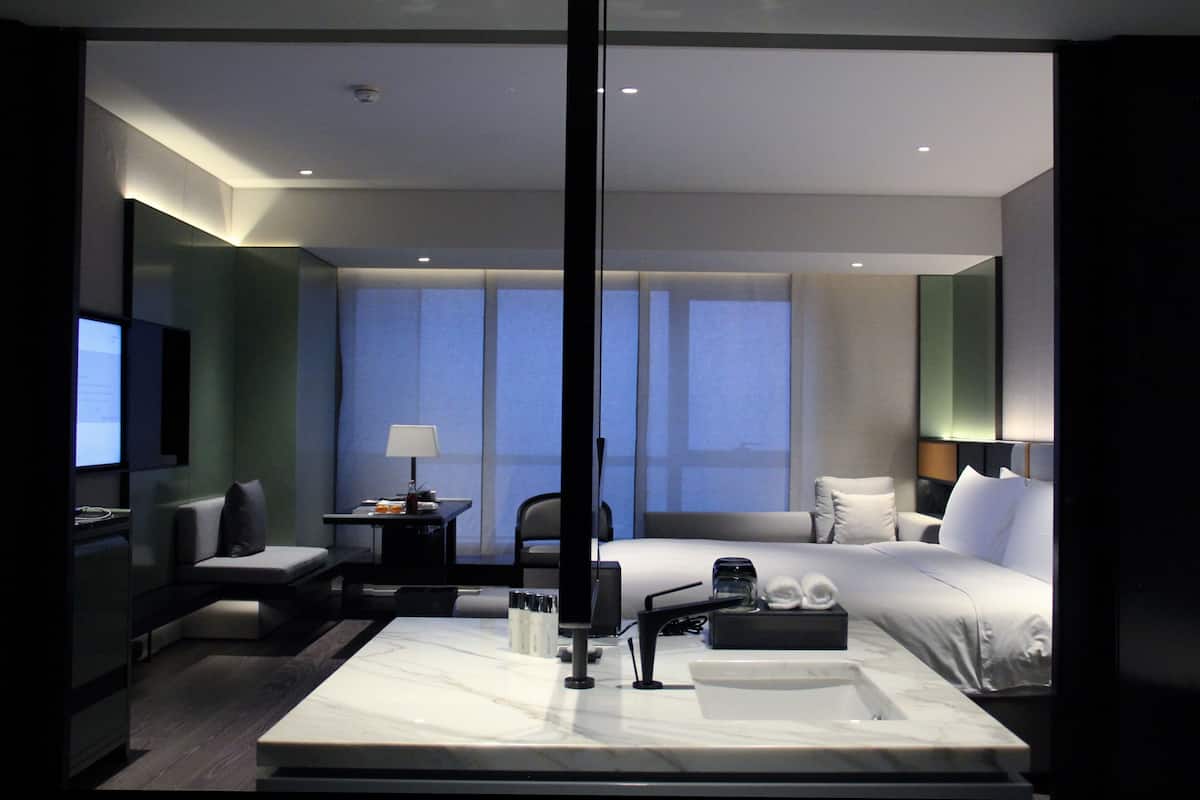 Sengetøy av topp kvalitet, minibar og safe på rommet