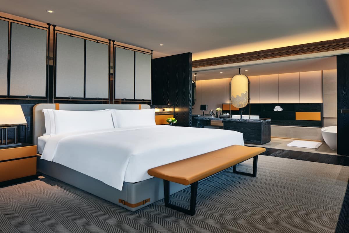 Junior Suite, 1 King Bed, Garden View
