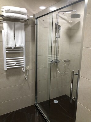 Căn hộ Cao cấp | Phòng tắm | Buồng tắm vòi sen, máy sấy tóc, dép đi trong nhà, khăn tắm 