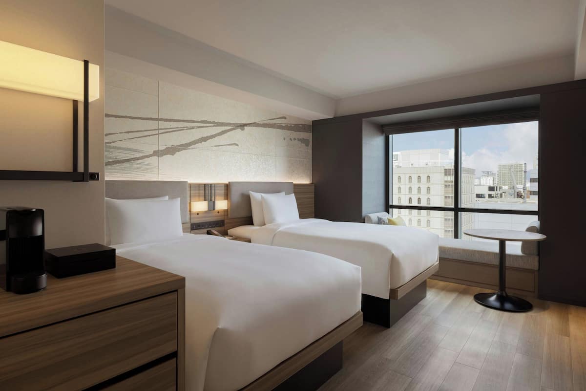 ルーム シングルベッド 2 台 コーナー (Collaboration Doubles) | 1 室のベッドルーム、ピロートップベッド、セーフティボックス (室内)、デスク