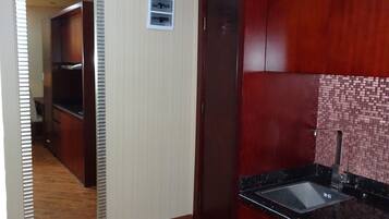 Studio Cao cấp | Bếp riêng | Tủ lạnh, bếp nấu, ấm điện, lò nướng bánh mì