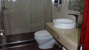 Studio Mewah | Kamar mandi | Shower, pengering rambut, sandal, dan handuk