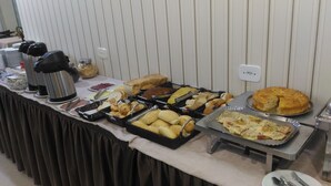 En buffet med forskellige retter og drikkevarer.